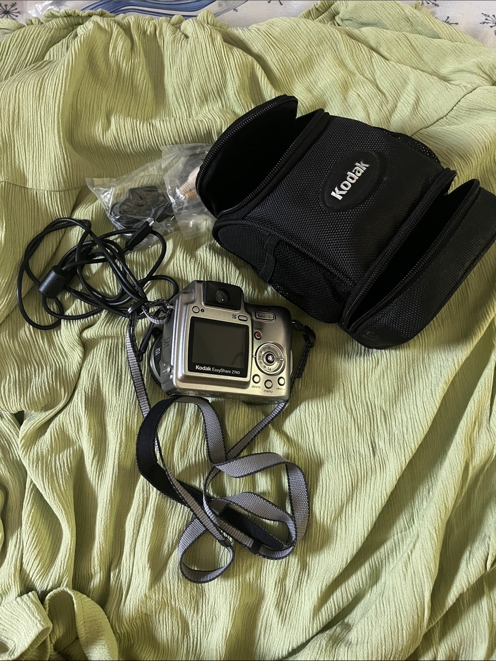 Kodak Silver Compact Digital Camera EasyShare Z740with Black Kodak Carrying Case